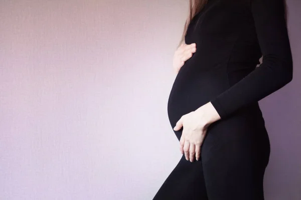 Pregnant woman touching belly close-up. Selective focus — Stock Photo, Image