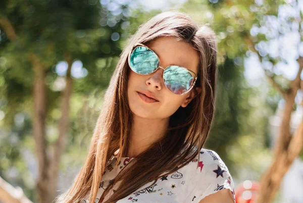 Portrait of a beautiful girl with glasses — Stock Photo, Image