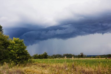 Yerin üstünde gök gürültülü fırtına, gündüz, gri yağmur bulutları belirdi, yaz hava tahmini