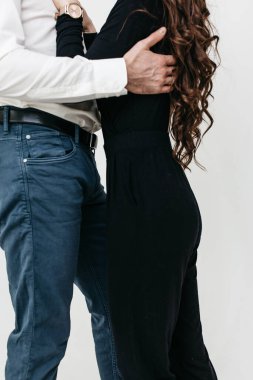 Dışarıda el ele tutuşan bir çiftin yan görüntüsü. Beyaz arka planda kadın ve erkek birlikte, romantik randevu kavramı, ilişki,