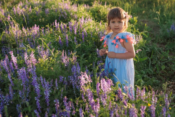 Bambina Sta Annusando Fiore All Aperto — Foto Stock