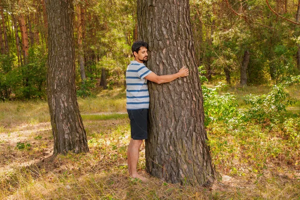 Szczęśliwy Człowiek Przytulający Drzewo Lesie — Zdjęcie stockowe