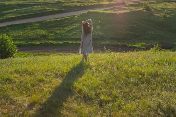 Полі Босоніжка Сірій Сукні Заході Сонця Вид Ззаду — стокове фото