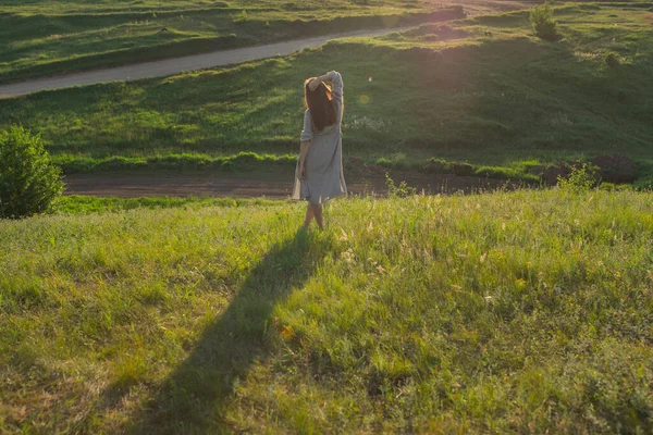 Sul Campo Una Ragazza Piedi Nudi Abito Grigio Tramonto Vista — Foto Stock