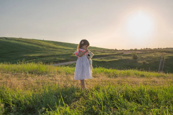 Дівчинка Стоїть Траві Заході Сонця — стокове фото