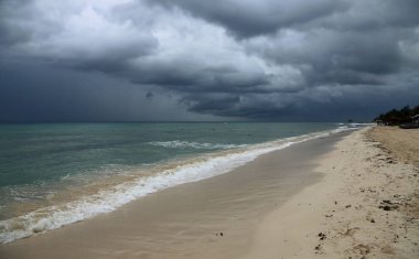 Fırtına bulutları ve sahile - Playa del Carmen, Riviera Maya, Meksika