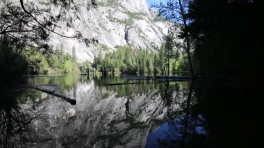 Ayna göl - Yosemite Milli Parkı, California gölgesinde