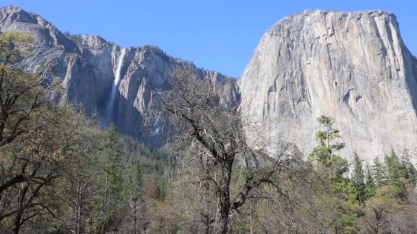 Menüszalag Vízesés Sziklák Capitan Yosemite National Park Kalifornia — Stock videók