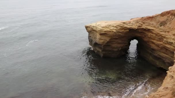 Pacific Och Naturliga Arch Sunset Cliffs Natural Park Kan Diego — Stockvideo