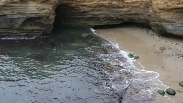 Μικρή Παραλία Και Στο Γκρεμό Δύση Βράχια Φυσικό Πάρκο Μπορεί — Αρχείο Βίντεο