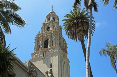 -Balboa Park - San Diego, California California Kulesi ve palmiye ağacı