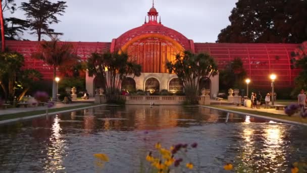 植物園 サンディエゴ カリフォルニア州の日没後建物 — ストック動画