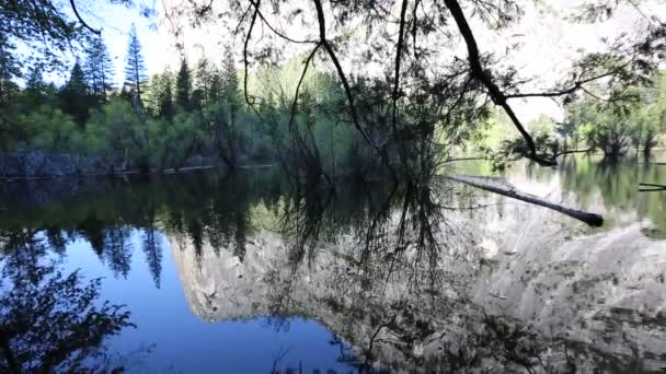 Cliff Odbicie Lustrze Jeziora Park Narodowy Yosemite Kalifornia — Wideo stockowe