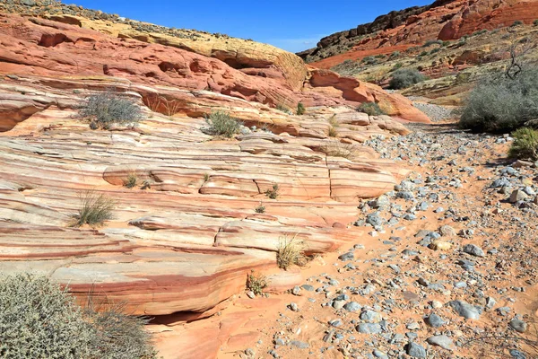 Der Pfad Und Die Farbenfrohen Klippen Tal Des Feuerstadtparks Nevada — Stockfoto