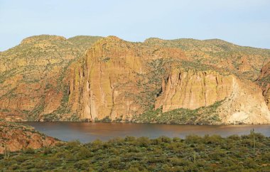 Canyon Lake - kayalıklarla manzara Apache izi - Canyon Lake, Arizona