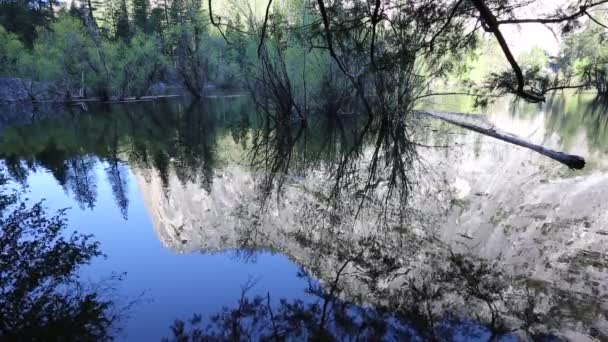 Uçurum Yansıma Ayna Göl Yosemite Milli Parkı Kaliforniya — Stok video