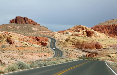 Valley of yangın State Park, Nevada içinde kıvrıla kıvrıla yol