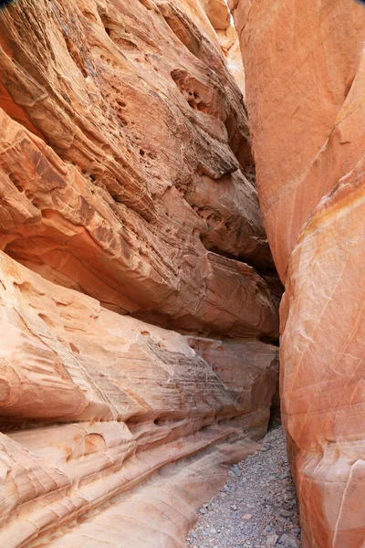 Слот Вертикальный Valley Fire State Park Невада — стоковое фото