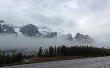  Rocky Dağları ve bulutlar - Banff National Park, Alberta, Kanada