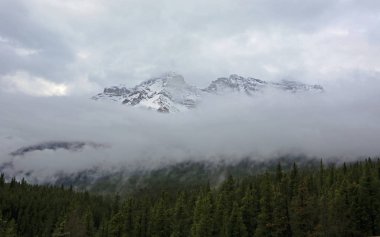 MT Girouard bulutlar - Banff National Park, Alberta, Kanada içinde