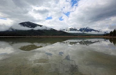 Ayna yansıması - Banff National Park, Alberta, Kanada