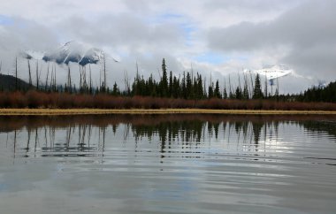 Dalgalı yansıma - Banff National Park, Alberta, Kanada