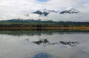 Çift Sundance tepe - Banff National Park, Alberta, Kanada