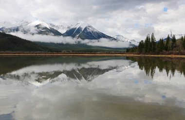Sundance tepe yansıma - Banff National Park, Alberta, Kanada