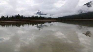 Mount Rundle yansıma - Banff National Park, Alberta, Kanada