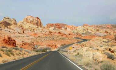 Sceic yolu kıvrıla kıvrıla - Vadisi yangın State Park, Nevada