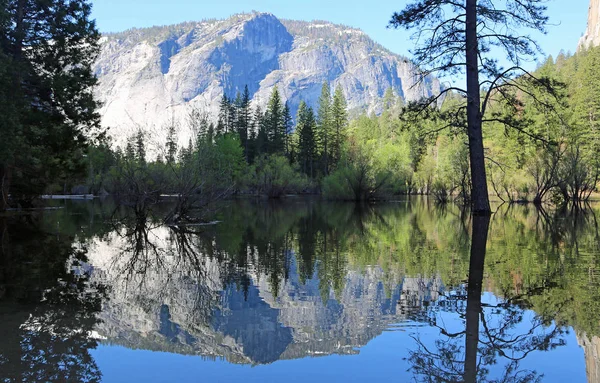 Ayna Gölde Yosemite Milli Parkı Kaliforniya — Stok fotoğraf