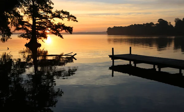 日出时的码头 田纳西州的雷尔福特湖州立公园 — 图库照片