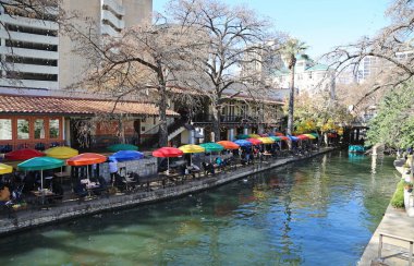 Riverwalk - San Antonio, Texas üzerinde renkli şemsiyeler