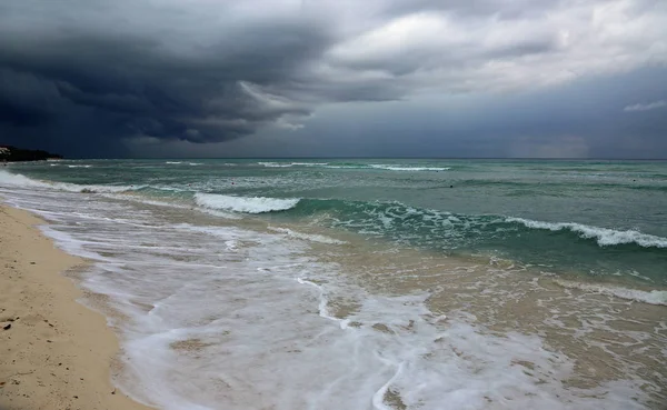 Fırtına bulutları Karayip Denizi - Riviera Maya, Meksika