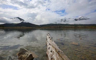 Ahşap günlüğüne Vermilion Gölü - Banff National Park - Alberta, Kanada