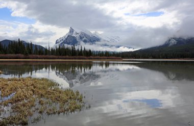 Mount Rundle yansıma - Vermilion Gölü - Banff National Park - Alberta, Kanada