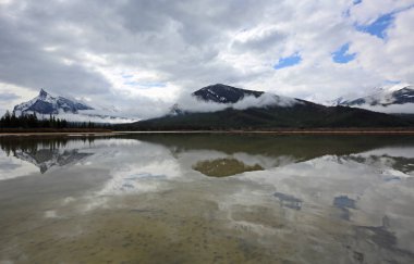 Simetri - Vermilion Gölü - Banff National Park - Alberta, Kanada