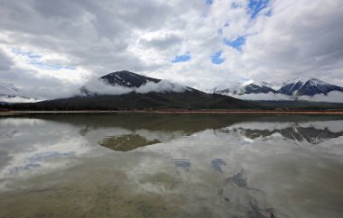 Kükürt dağ ve Sundance tepe - Vermilion Gölü - Banff National Park - Alberta, Kanada