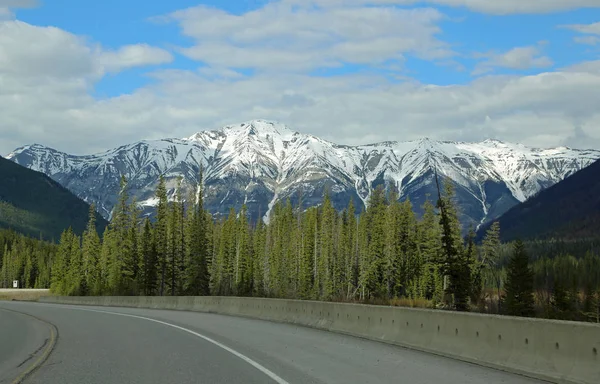 驾驶风景秀丽的路93 Kootenay 国家公园 不列颠哥伦比亚省 加拿大 — 图库照片