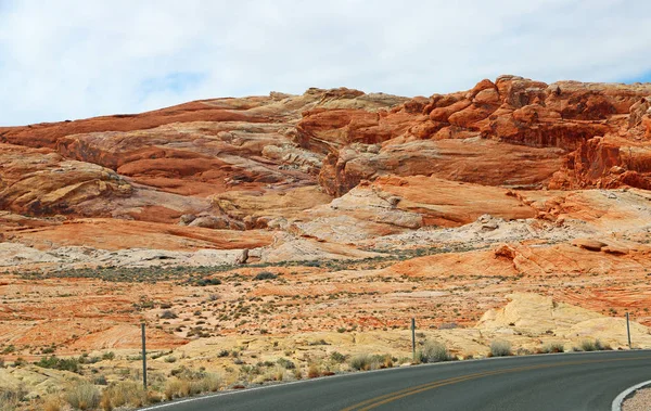 Die Straße Und Regenbogenblick Tal Des Fire State Park Nevada — Stockfoto