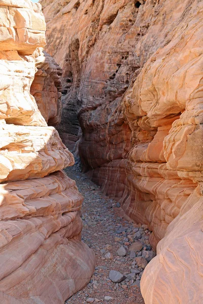 Слот Вертикальный Valley Fire State Park Невада — стоковое фото