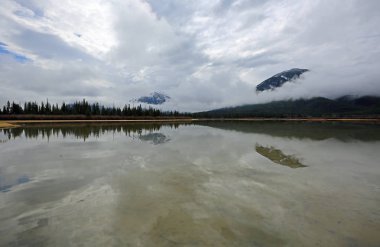 Bulutlar ve Vermilion Gölü - Banff National Park, Alberta, Kanada