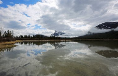 MT Rundle ile manzara - Lake - Banff National Park, Alberta, Kanada Vermilion