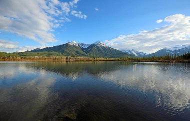 Sundance tepe - Vermilion Gölü - Banff National Park, Alberta, Kanada üzerinde mavi gökyüzü