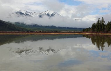 Tepeler, bulutlar ve ağaçlar - Vermilion Gölü, Banff National Park, Alberta, Kanada