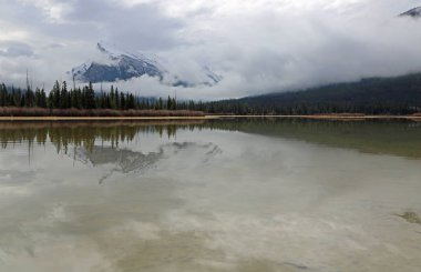 MT Rundle ve bulutlar - Vermilion Gölü, Banff National Park, Alberta, Kanada