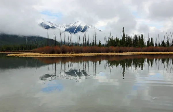 Sundance yoğun bulutlar - Vermilion Gölü, Banff National Park, Alberta, Kanada