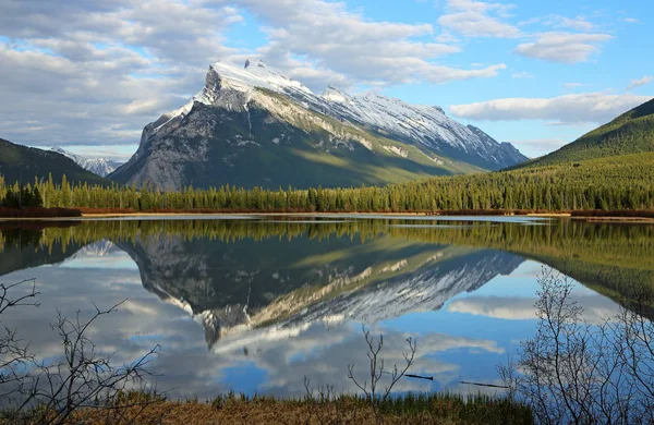加拿大艾伯塔省班夫国家公园 Vermilion 湖双山 Rundle — 图库照片