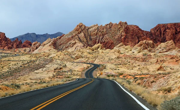火の州立公園の谷 ネバダ州の風光明媚な道路 — ストック写真