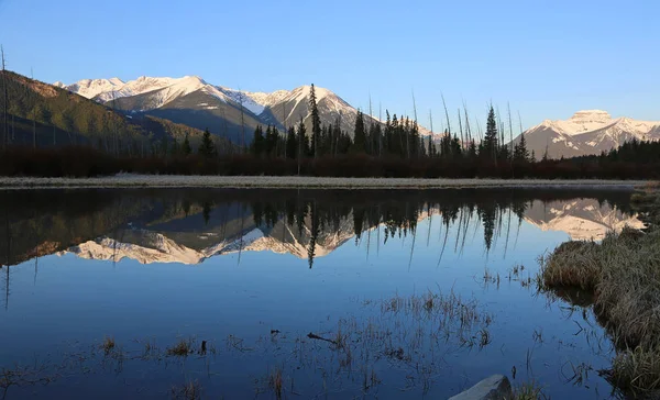 Sundance tepe ve ağaçların yansıması - Vermilion Gölü, Banff National Park, Alberta, Kanada